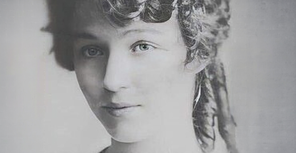 Black and white photo of Gladys Pearl Baker
