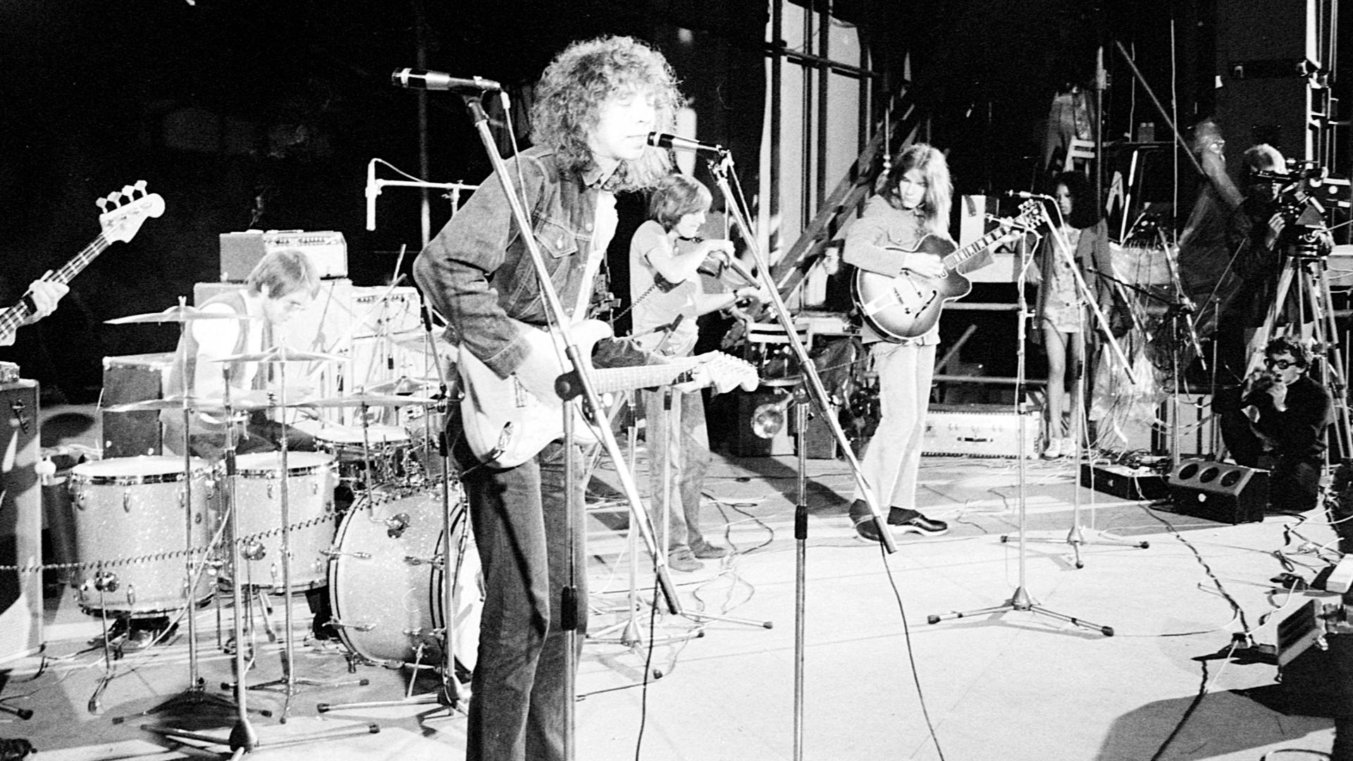 Optreden van Fairport Convention op Holland Popfestival in het Kralingse bos, 1970. Van links naar rechts: Dave Pegg (bas), Dave Mattacks (drummer), Richard Thompson (zang en gitaar), Dave Swarbrick (viool) en Simon Nicol (gitaar).