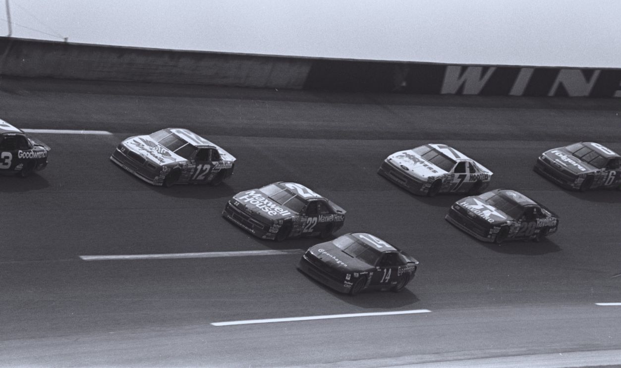 Gettyimages - 85146575, 1991 DieHard 500 TALLADEGA, AL - JULY 28, 1991: Dale Earnhardt (No. 3), high on the race track and in front of the field, leads Hut Stricklin, Sterling Marlin, Mike Chase, Alan Kulwicki, and Davey Allison on July 28, 1991 at the Talladega Speedway in Talladega, Alabama. 