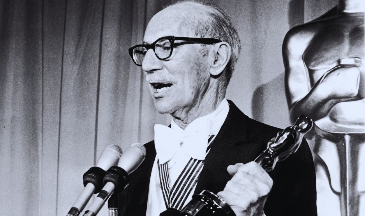 Gettyimages  - 136568460, Groucho With Oscar 