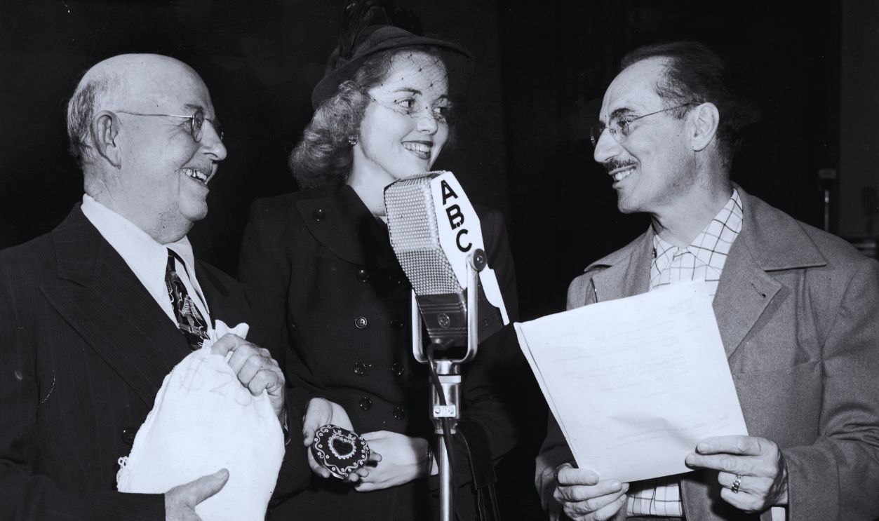 Gettyimages - 136568613, You Bet Your Life Contestants on the radio quiz show 'You Bet Your Life', with host Groucho Marx (1890 - 1977, right), circa 1948. 