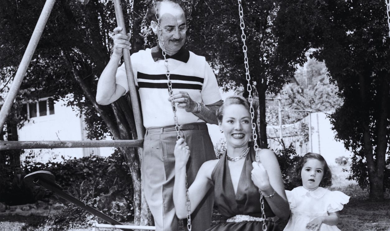 Gettyimages - 136568659, Marx Family American comedian Groucho Marx (1890 - 1977) with his second wife Kay Marvis (1923 - 2000) and their daughter Melinda at their home in Beverly Hills, California, circa 1949. 