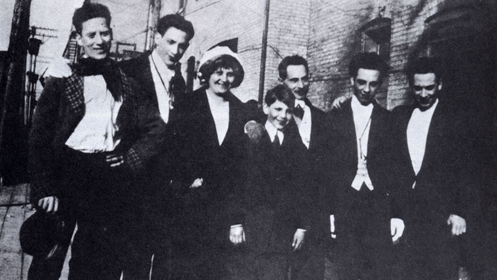 File:Early marx brothers with parents.jpg