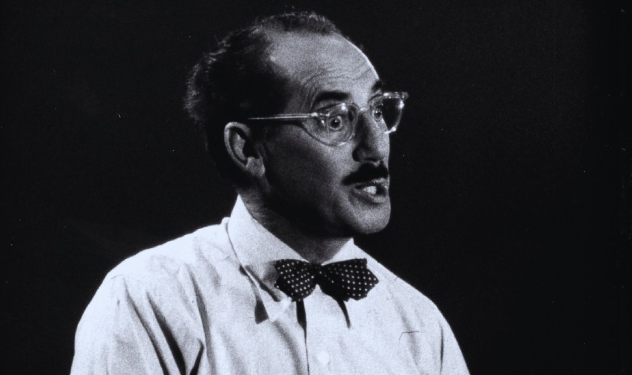 Gettyimages - 74283052, Groucho Marx LOS ANGELES - CIRCA 1955: Film legend and later radio and TV game show host Groucho Marx on the set of 'You Bet your Life' circa 1955 in Los Angeles, California. 