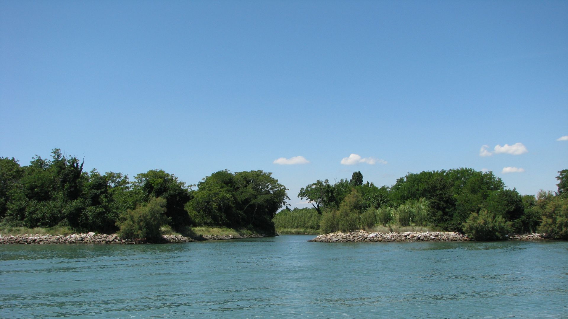 File:Poveglia canal between Islets.jpg