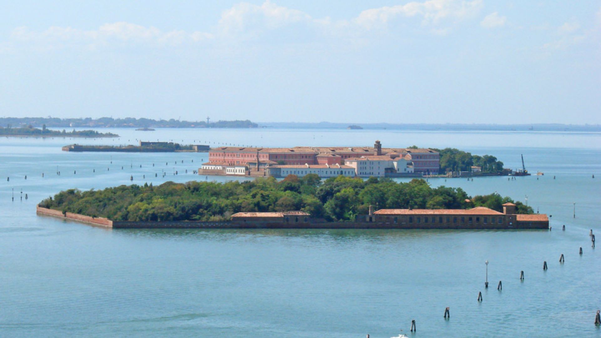 Depuis le premier plan : La Grazie, puis San Clemente, San Spirito et Poveglia : îles de la lagune de Venise