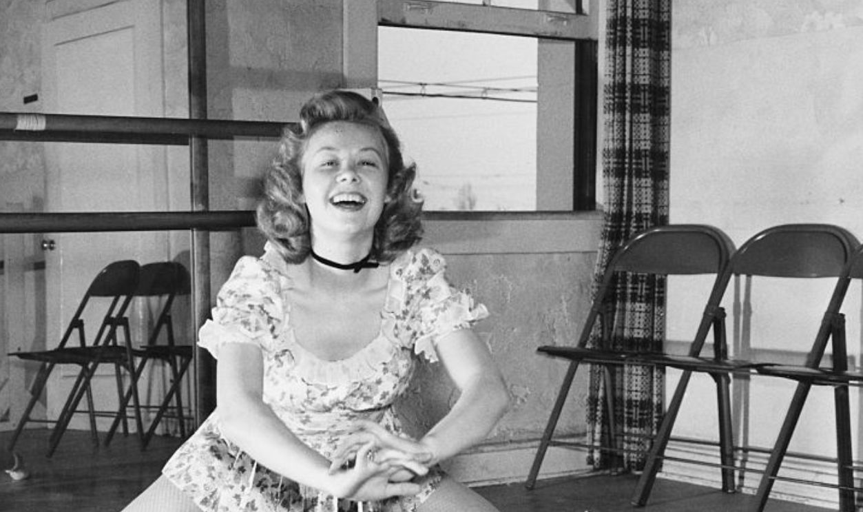 Actress and dancer Vera-Ellen doing the splits, at the Arthur Prince Dance Studio in Hollywood, circa 1940.