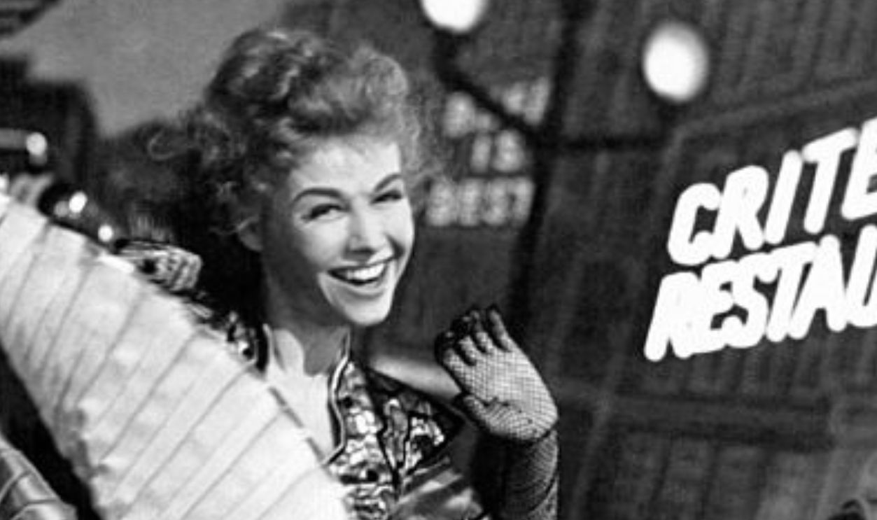 La danseuse américaine Vera-Ellen exécute un numéro de danse difficile lors d'une représentation à Piccadilly, à Londres, Royaume-Uni.