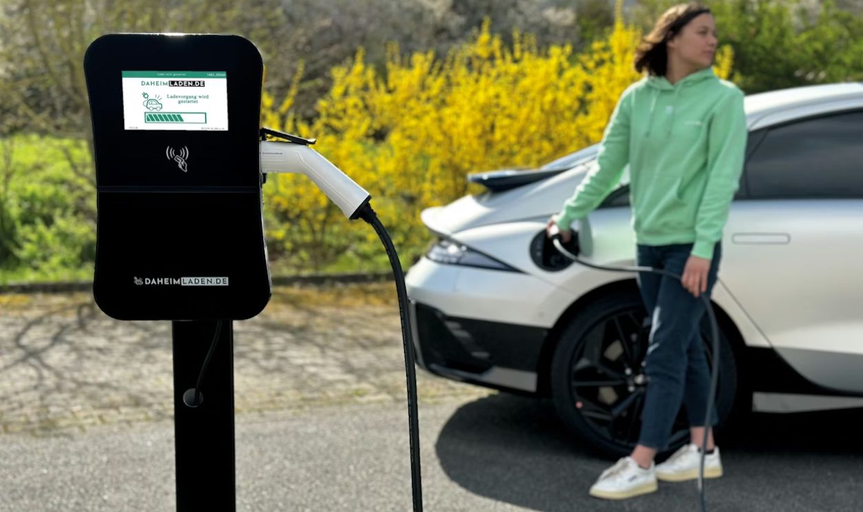 DaheimLaden.de EV charging station in action with Hyundai IONIQ6