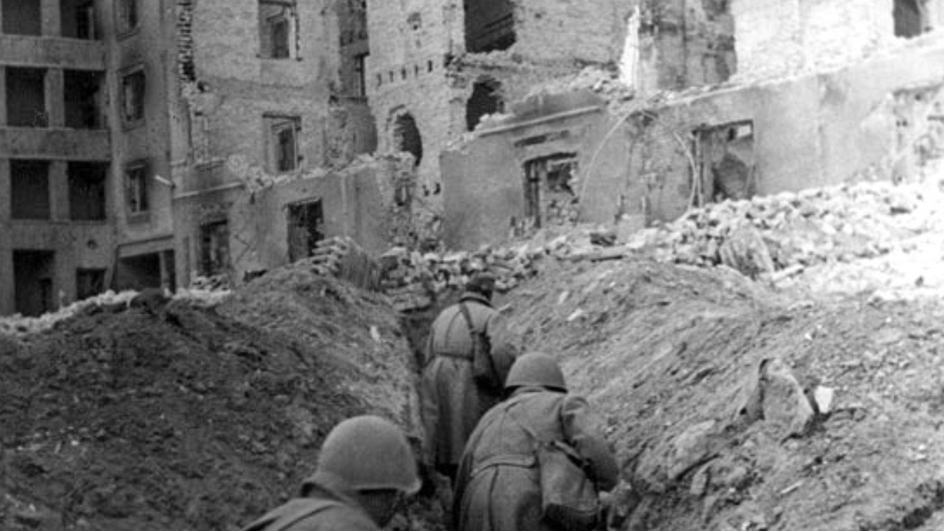 Soldati sovietici della Sessantaduesima armata in azione nelle rovine di Stalingrado
