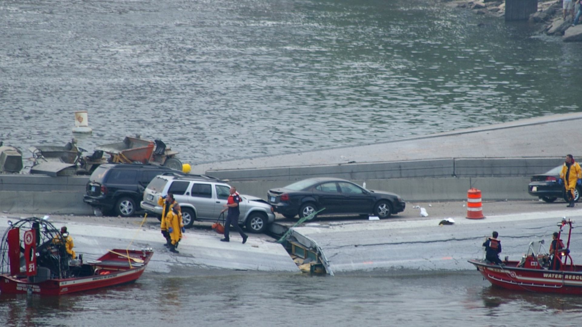 rescue workers on the central span. w:I-35W Mississippi River bridge collapse, Minneapolis, Minnesota