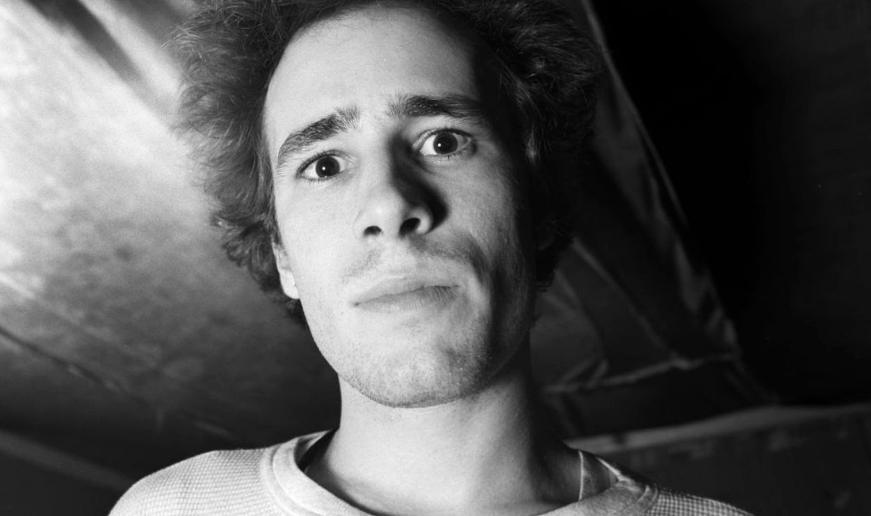 NEW YORK - NOVEMBER 1994: American singer/songwriter Jeff Buckley poses for a November 1994 portrait at the Tribeca club 'Wetlands' in New York City, New York. 