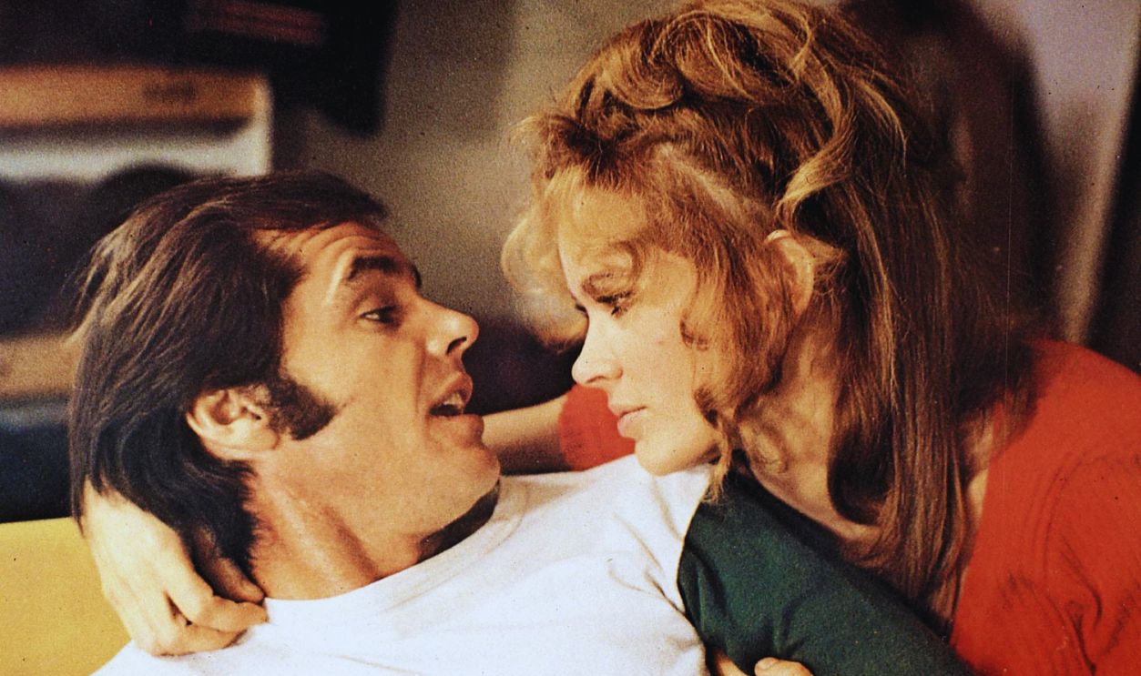 Gettyimages - 1262759613, Five Easy Pieces - Ein Mann Sucht Sich Selbst, Five Easy Pieces Kino. Five Easy Pieces - Ein Mann Sucht Sich Selbst, Five Easy Pieces, Five Easy Pieces - Ein Mann Sucht Sich Selbst, Five Easy Pieces, Jack Nicholson Als ihm seine Freundin Rayette Dipesto (Karen Black) erzaehlt, dass sie schwanger ist, stellt Robert (Jack Nicholson) sie seiner Familie vor. Schliesslich verlaesst er sie jedoch, um in Alaska ein ganz neues Leben zu beginnen. , 1970.