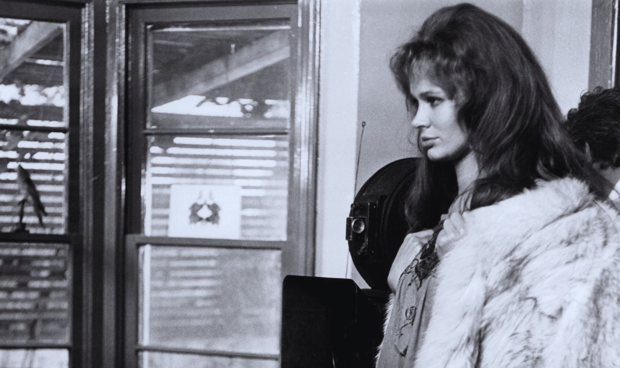 Gettyimages - 136562517, Kris Kristofferson And Karen Black In 'Cisco Pike' Kris Kristofferson, with guitar, unidentified man, and Karen Black looking ahead in a scene from the film 'Cisco Pike', 1971.