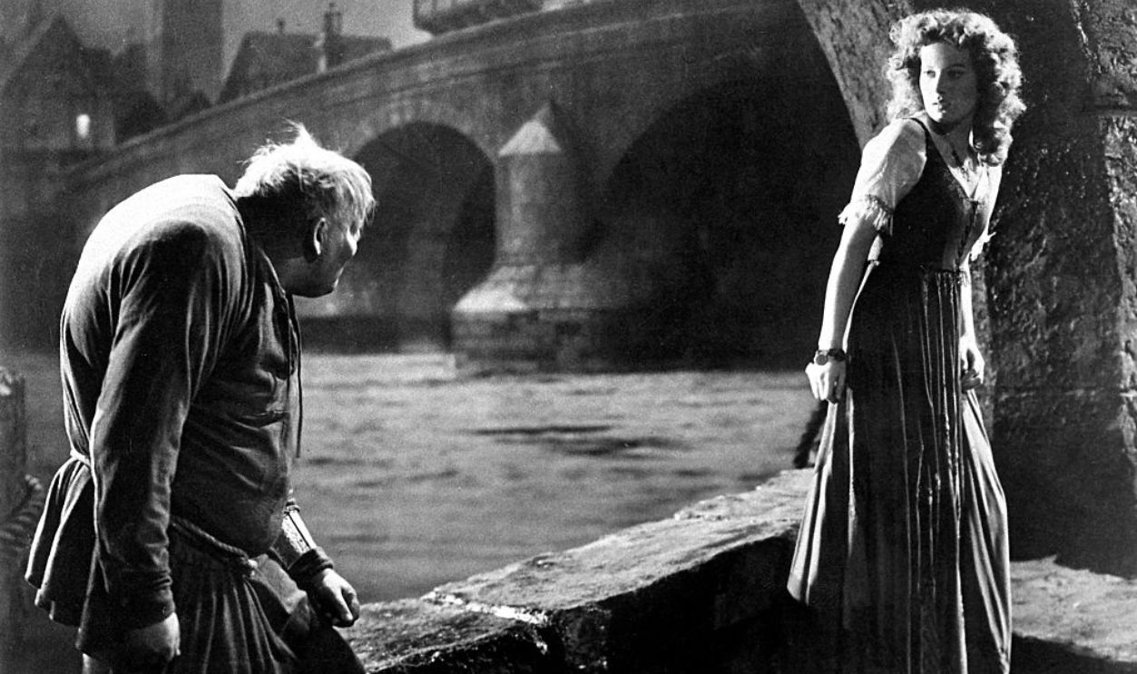 (Eingeschränkte Rechte für bestimmte redaktionelle Kunden in Deutschland. Limited rights for specific editorial clients in Germany.) American movies in the 1930s - Charles Laughton and Maureen O'Hara in a scene from the movie 'The Hunchback of Notre Dame' Directed by: William Dieterle USA 1939 Produced by: RKO Pictures Vintage property of ullstein bild 
