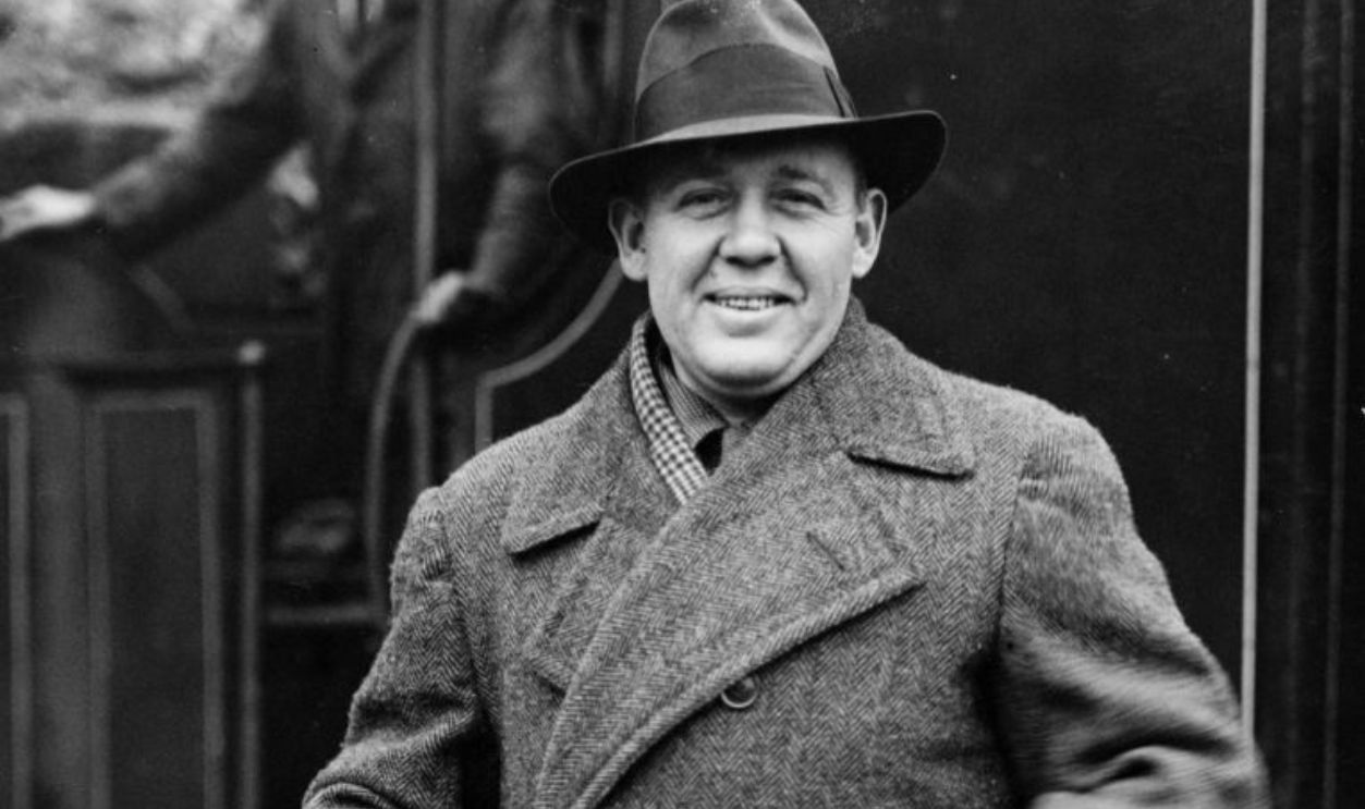 30th March 1933: Character actor Charles Laughton (1899 - 1962) about to leave for America from Waterloo station, London.