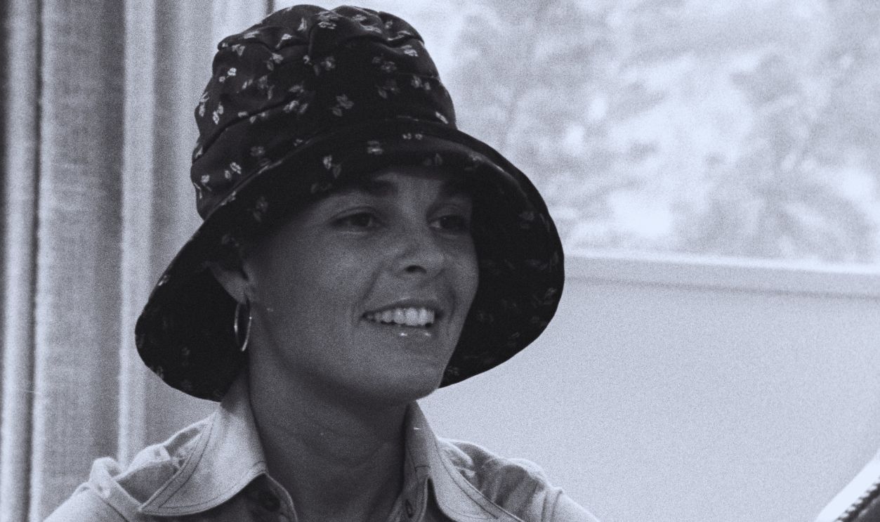 Gettyimages - 1460916542, The REAL MacGraw, Los Angeles Portrait of actress Ali MacGraw wearing a belted purple safari pantsuit with navy floral bucket hat at a friend's home in Beverley Hills 