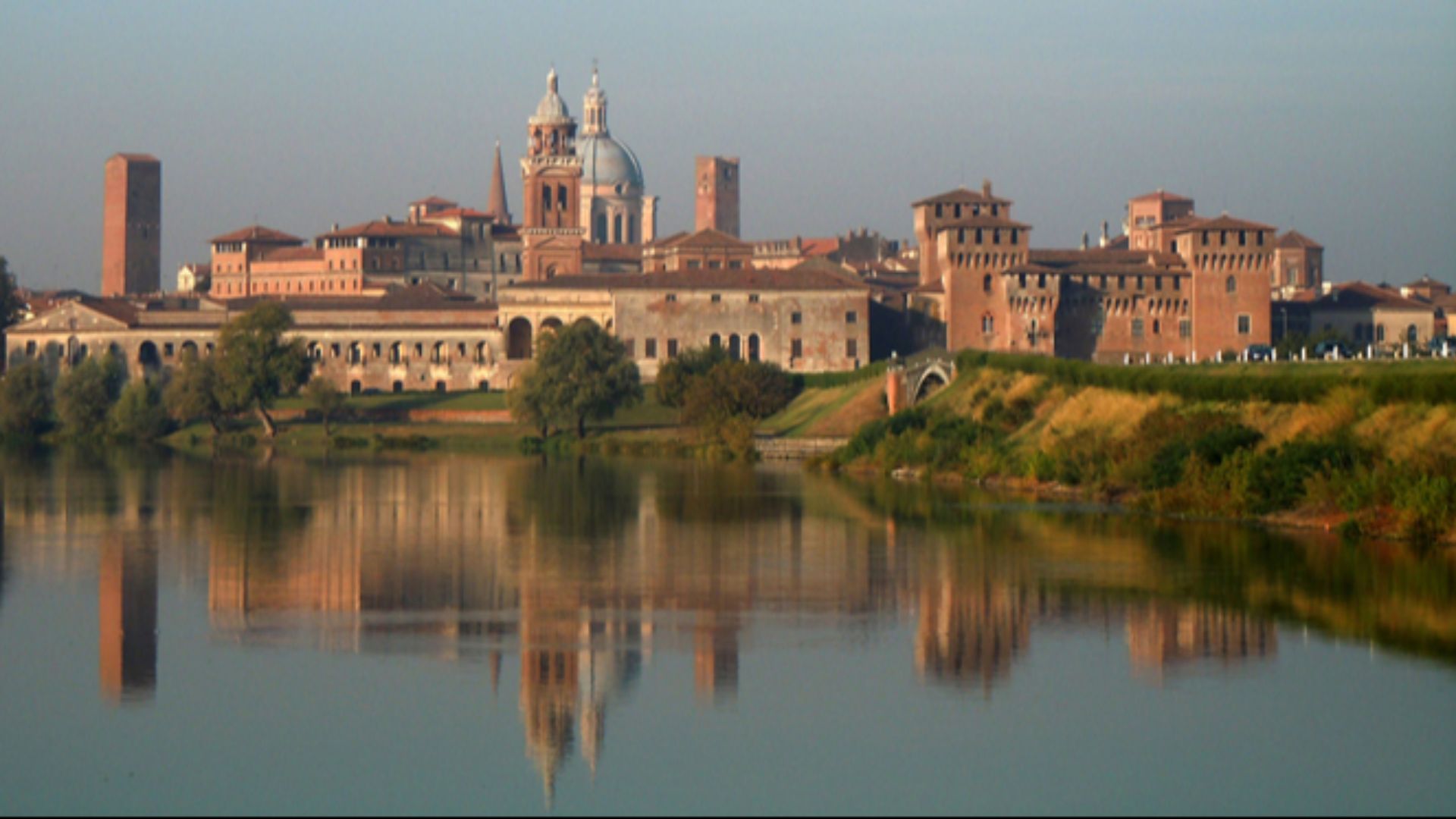 Mantova, profilo della città - vista dal lago Inferiore