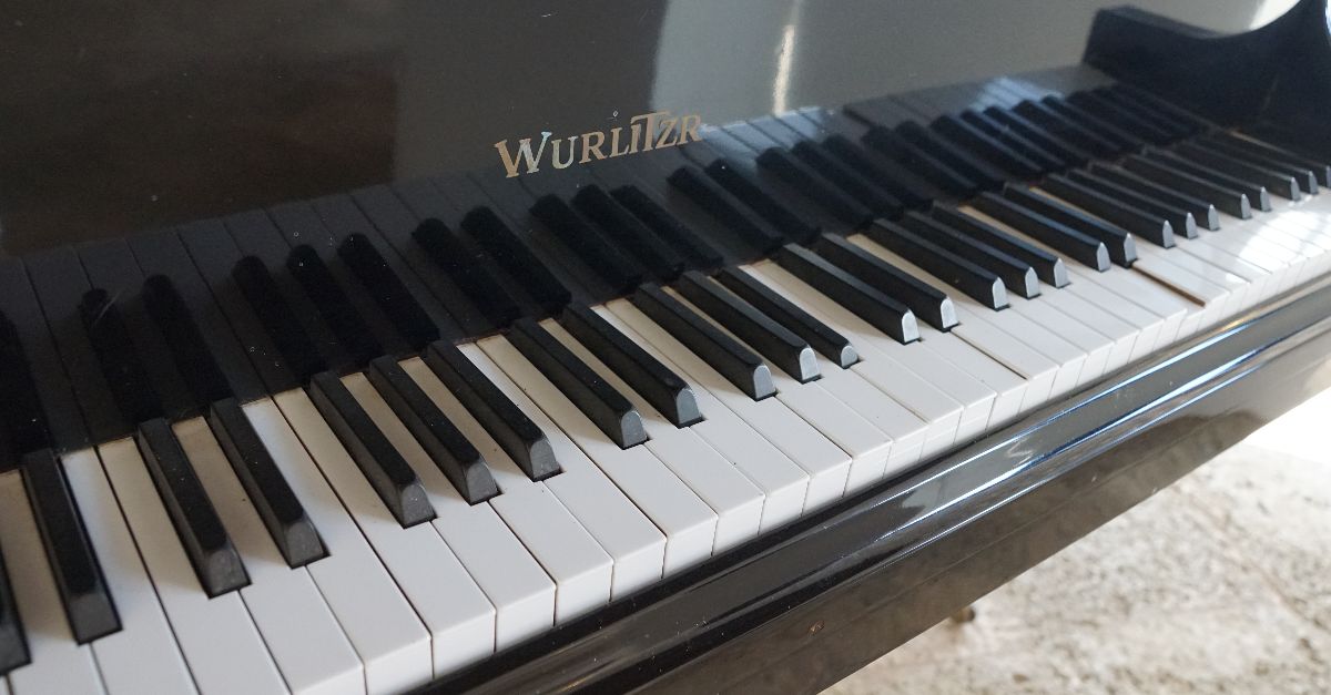 Wurlitzer piano (2015-12-29 15.42.49 @pxhere 830485)