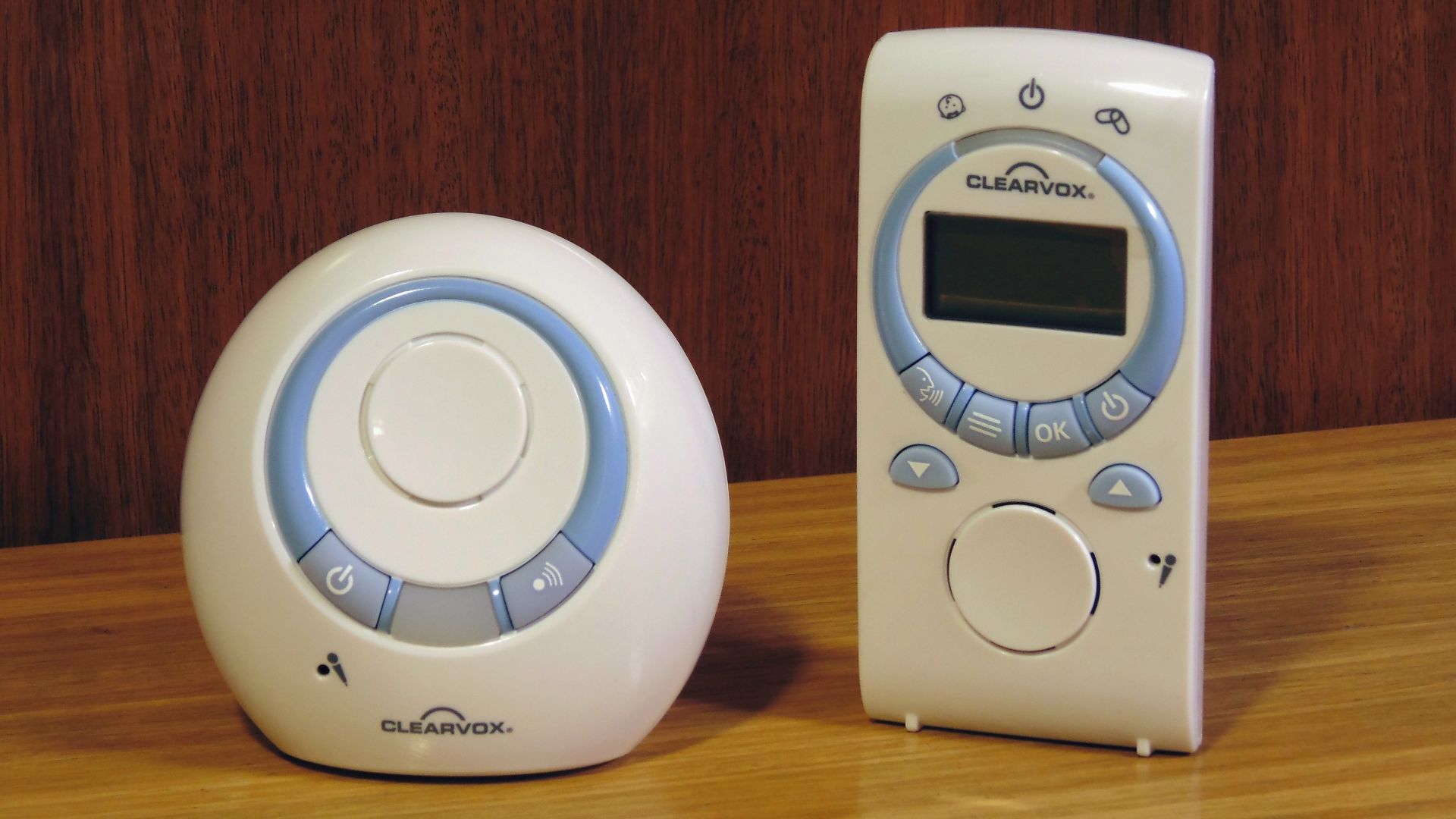 Un monitor de audio para bebés Clearvox. A la izquierda el dispositivo transmisor y a la derecha el receptor.