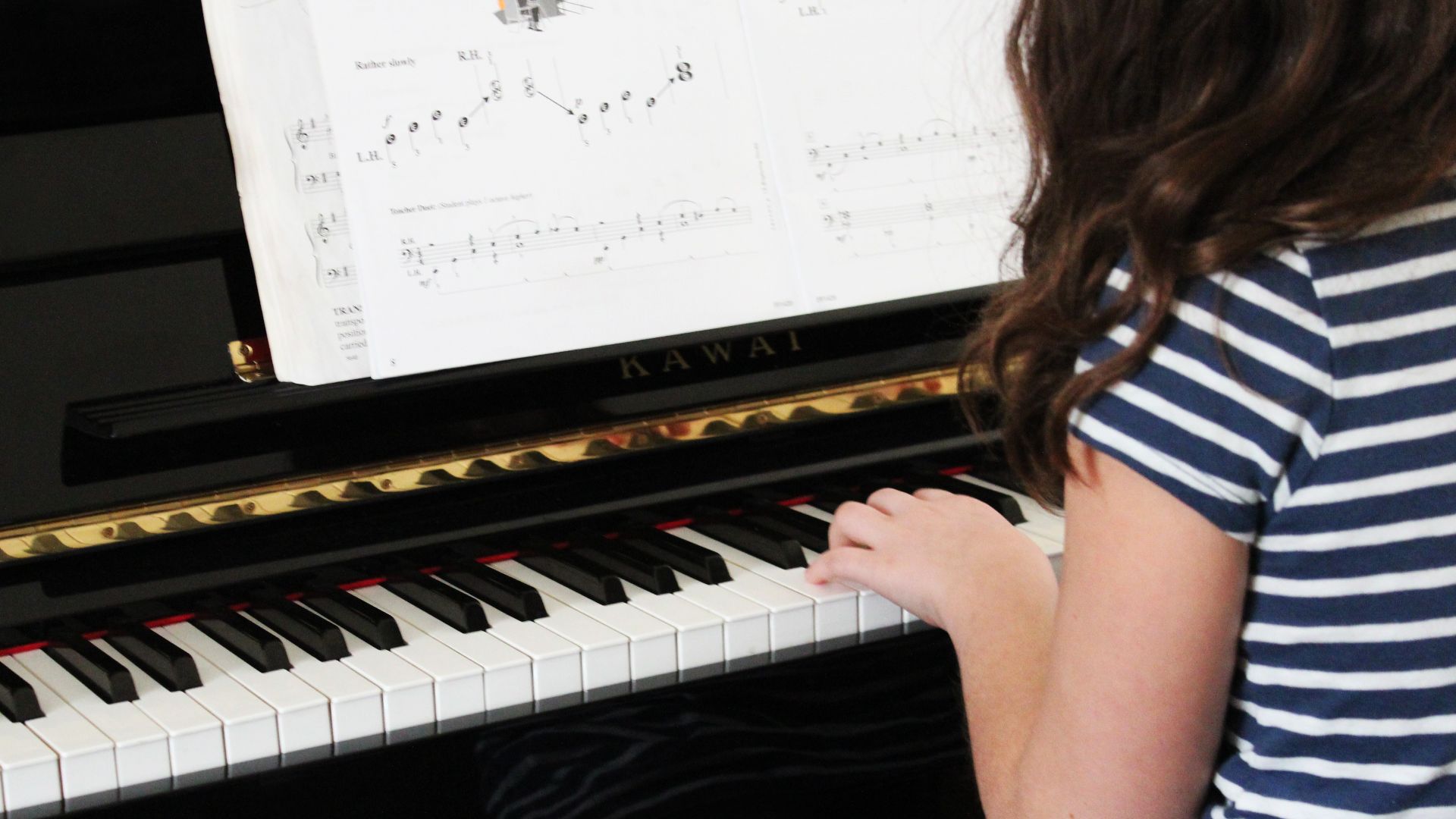 Kawai upright piano played by a girl (2012-02-10 23.33.27 @pxhere 759410)