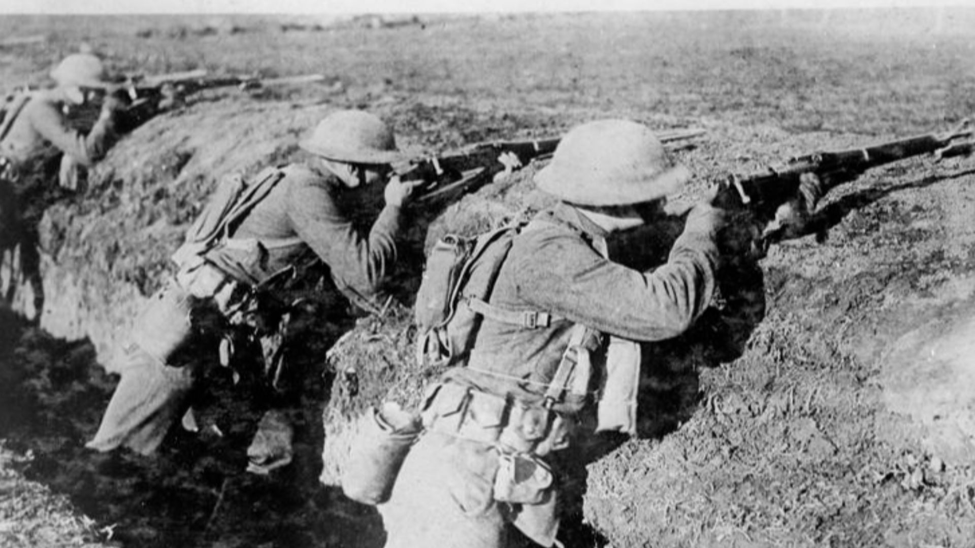 The US Army on the Western Front 1914-1918
American marines ready to fire at the enemy in the trenches, Breuvannes-en-Bassigny, France.