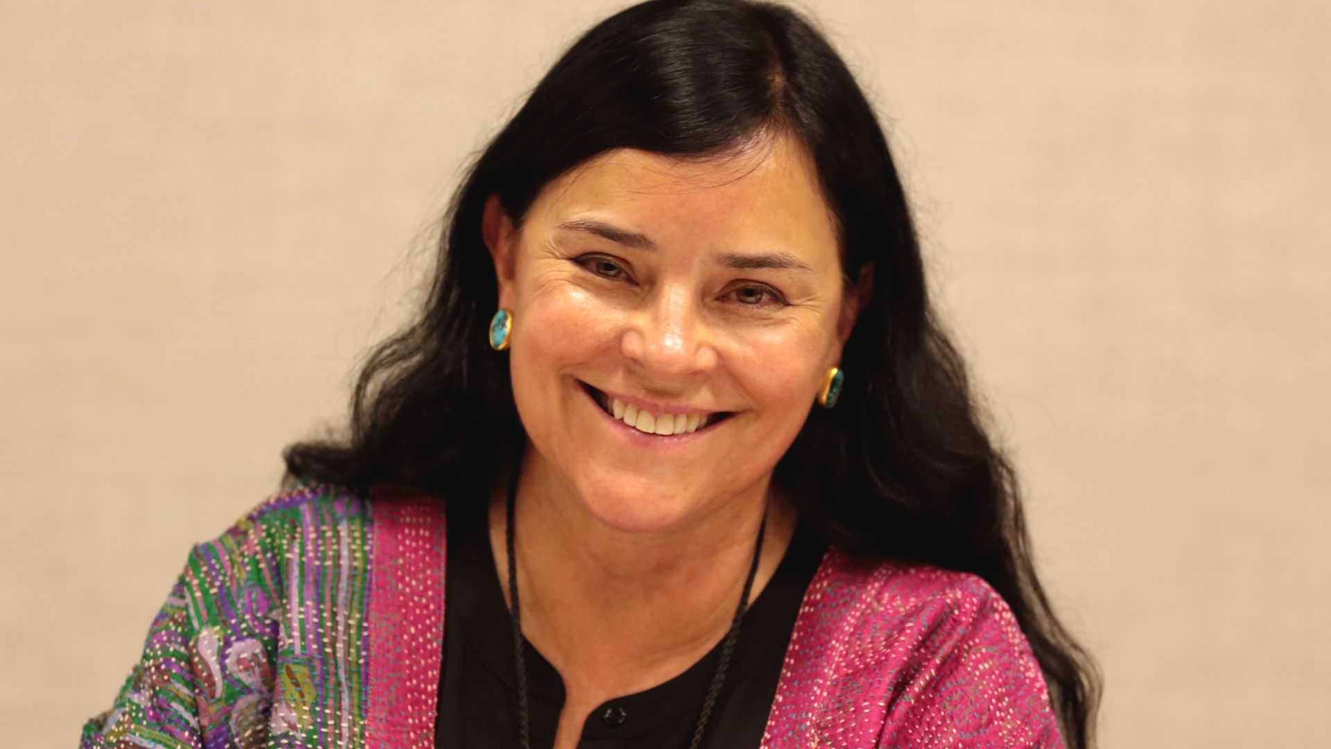 Diana Gabaldon signing books at the 2017 Phoenix Comicon at the Phoenix Convention Center in Phoenix, Arizona.