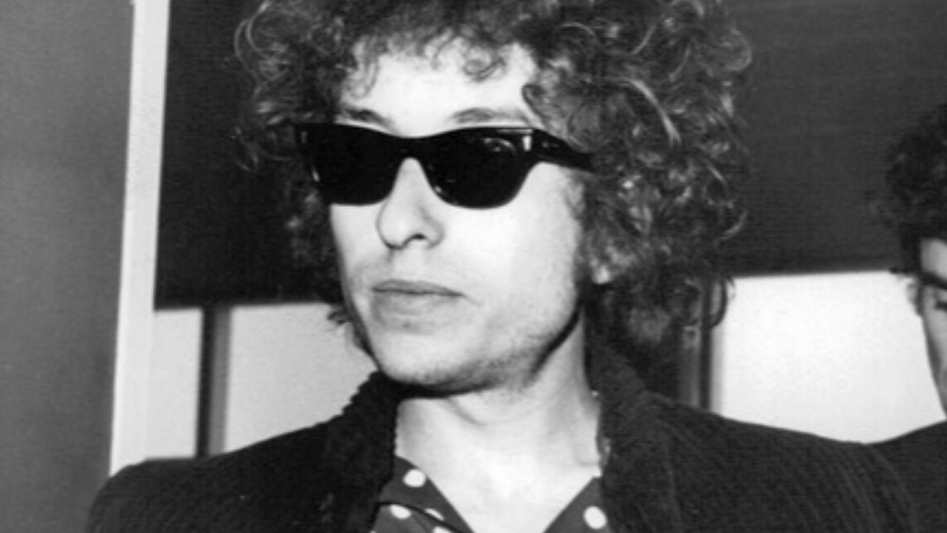 Bob Dylan kom till Arlanda på onsdagseftermiddagen. Här ses han med tourmanager Victor Maymudes och Robbie Robertson, en av sina medmusikanter.Ett av de dyraste artistbesöken i Sverige har inletts: på onsdagseftermiddagen kom den världsberömda amerikanska