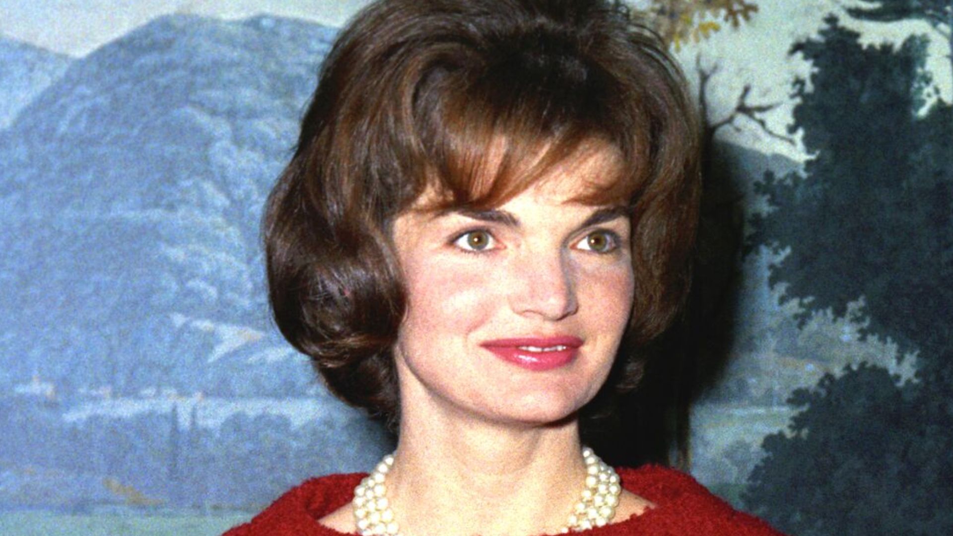 Mrs. Kennedy in the Diplomatic Reception Room, 05 December 1961
White House, Diplomatic Reception Room