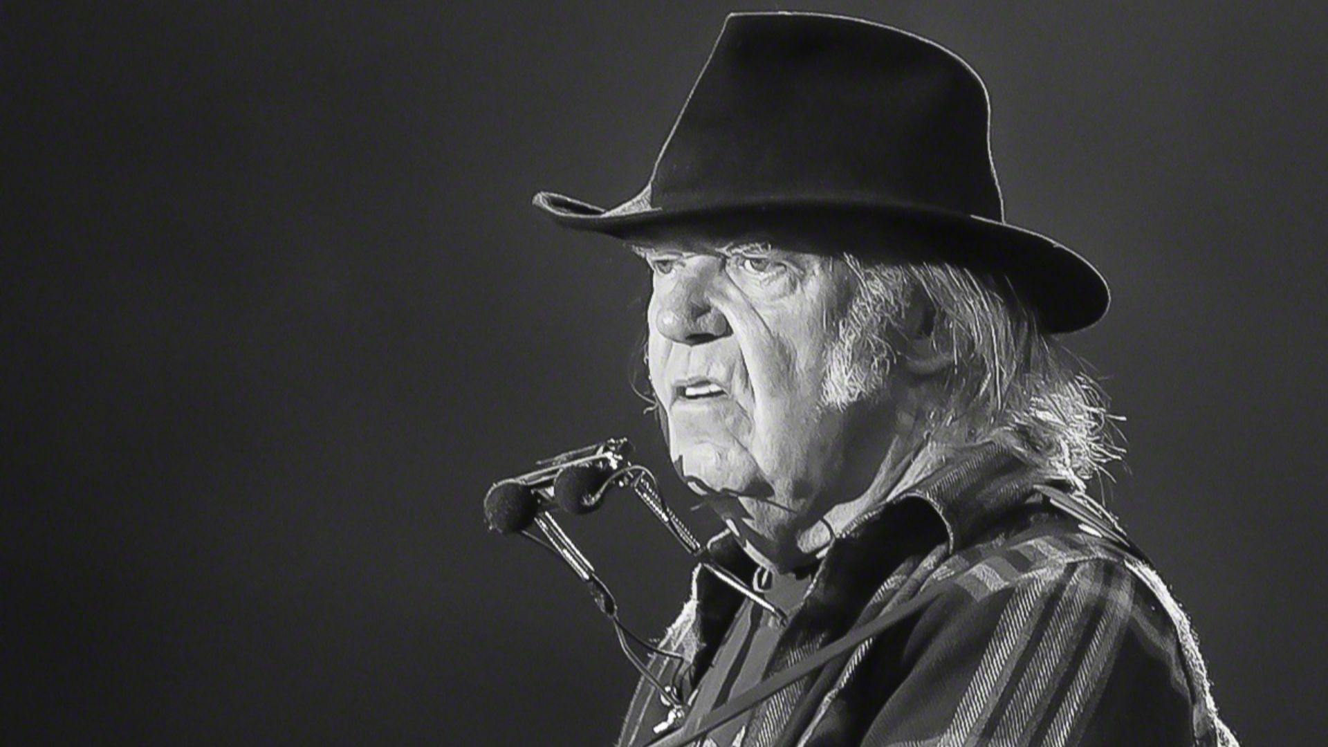 Neil Young and Promise of the Real at the main stage of Stavernfestivalen in Norway on 07. July 2016. Lineup:Neil Young (guitar / vocal)Lukas Nelson (guitar)Corey McCormick (bass)Micah Nelson (guitar)Anthony Logerfo (drums)Tato Melgar (percussion)