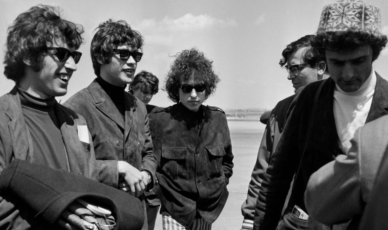 US poet and folk singer Bob Dylan (C)arrives at the Bourget airport surrounded by musicians The Hawks on May 22, 1966 at le Bourget, France. Dylan and the band played at the Olympia concert hall on May 24, 1966 as part of the Bob Dylan World Tour 1966. 
