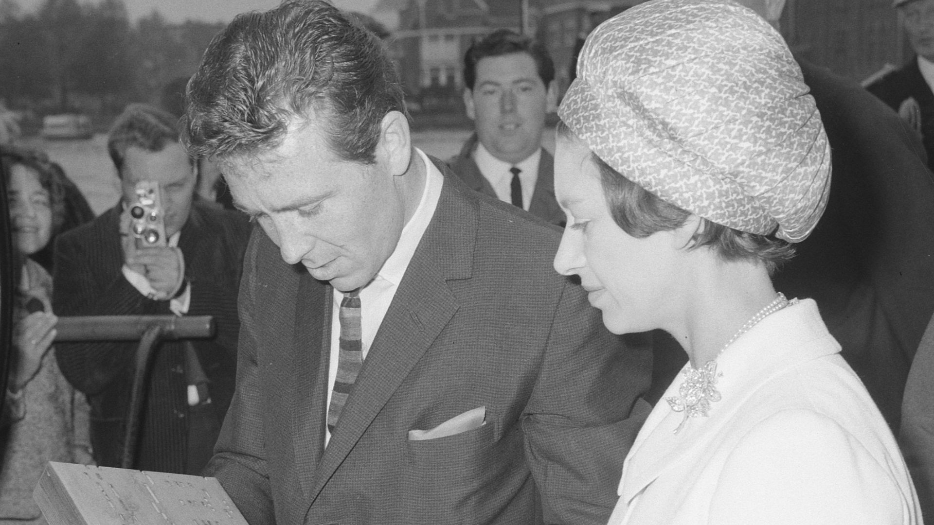Collectie / Archief : Fotocollectie Anefo
Reportage / Serie : [ onbekend ]
Beschrijving : Prinses Margaret en Lord Snowdon vertrokken per boot vanaf de Amstelkade, bij het draaiorgel
Datum : 18 mei 1965
Trefwoorden : draaiorgels, vertrekken
Persoonsnaam :