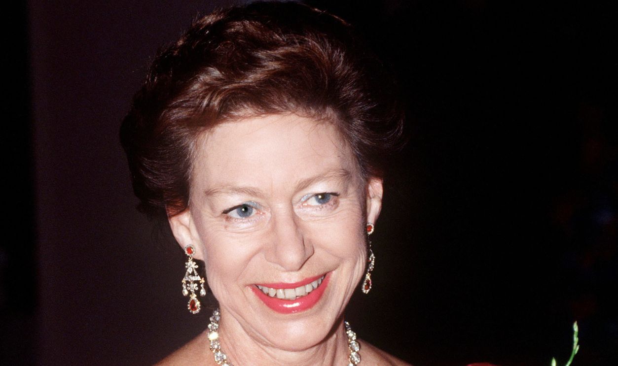  Princess Margaret With A Bouquet Of Flowers At The Oscar De La Renta Fashion Show In Aid Of The Nspcc At Claridges Hotel In London. 