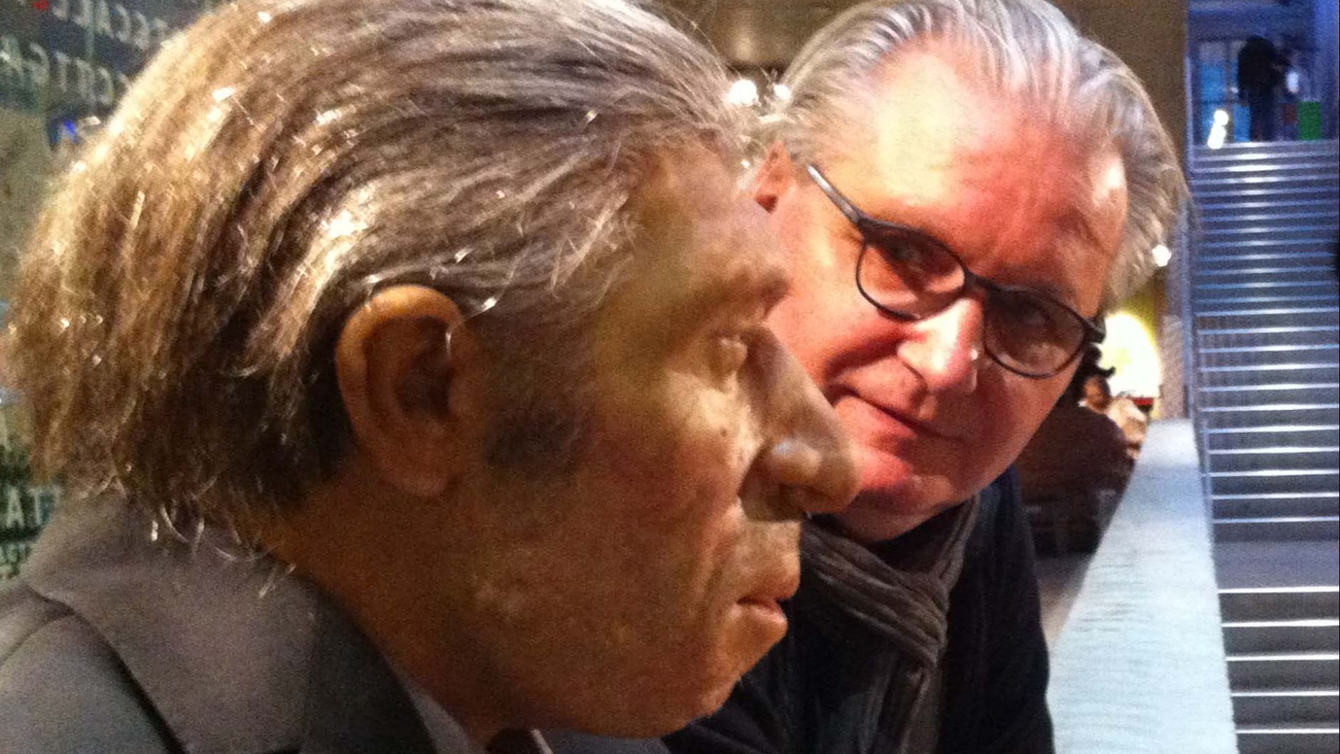 Dr. Rüdiger Krüger (*1951) mit einem Neandertaler, Neandertaler-Museum Rösrath, 2015