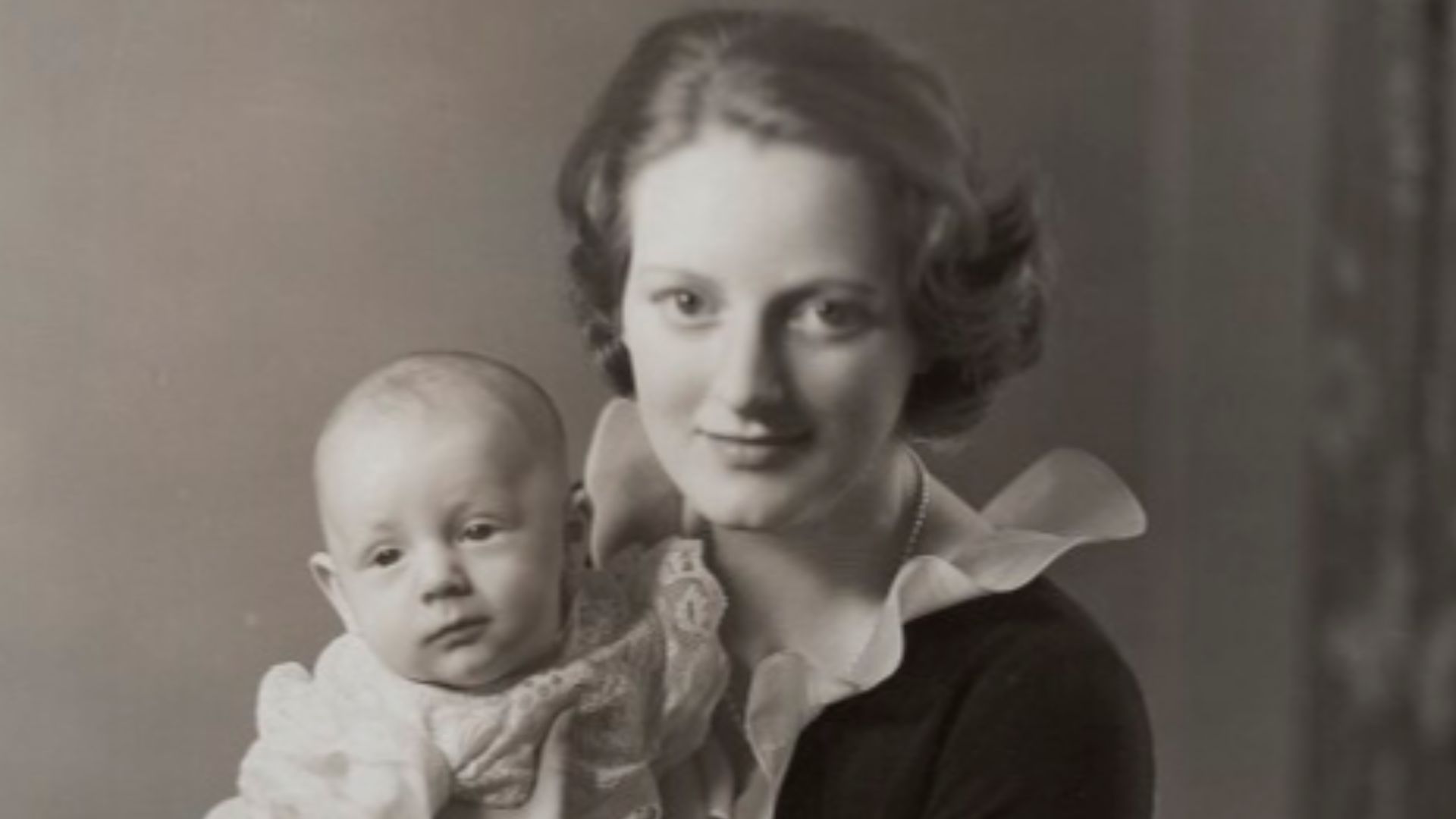 Diana Churchill with her son Julian Sandys in 1937