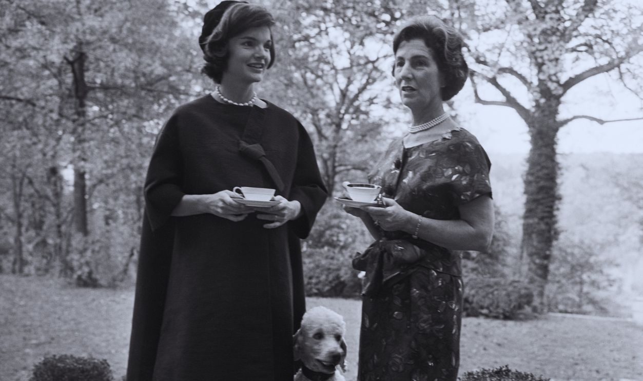 Gettyimages - 517323038, Jackie Kennedy Standing With Janet Auchincloss 
