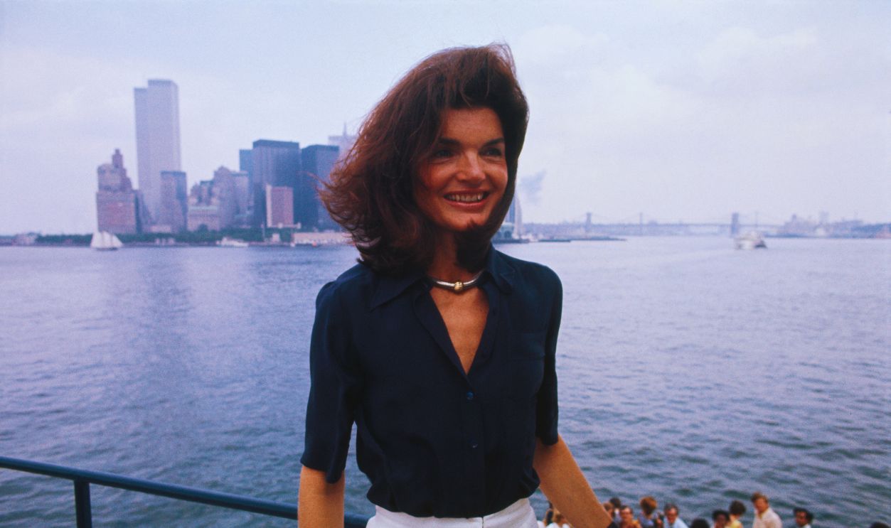 Gettyimages - 515114910, Jacqueline Kennedy Onassis Posing Outside Near Water 