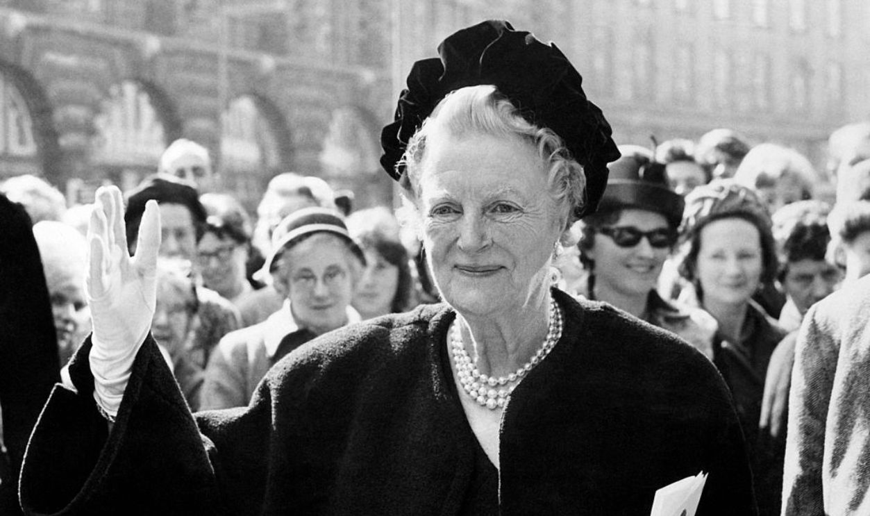 LONDRES, ROYAUME-UNI - 02 AVRIL: Portrait de Lady Churchill, epouse de Winston Churchill, le jour de ses 80 ans alors qu'elle se rendait dans un grand restaurant ou elle invitait sa famille, a Londres, Royaume-Uni, le 2 avril 1965. 