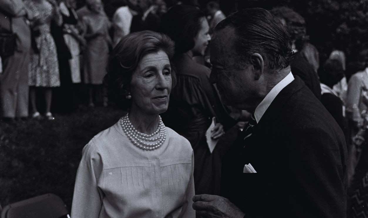 Gettyimages - 1428305085, Vicki and Smith Bagley Party for Shirley MacLaine Janet Auchincloss (L) attends a party in the Georgetown neighborhood of Washington, D.C., on May 16, 1977. 