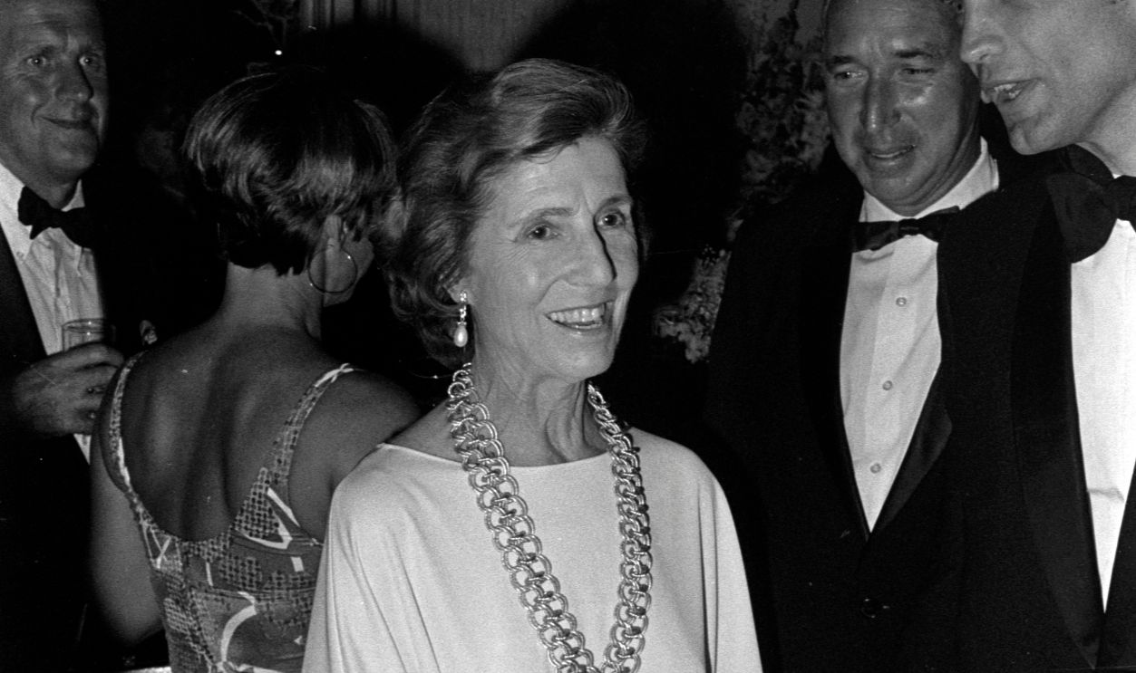 Gettyimages - 1762307740, America's Cup Ball Janet Auchincloss (C) and Hugh Auchincloss Jr. (2nd from R) attend a gala at Rosecliffe, a mansion in Newport, Rhode Island, on August 14, 1977. 