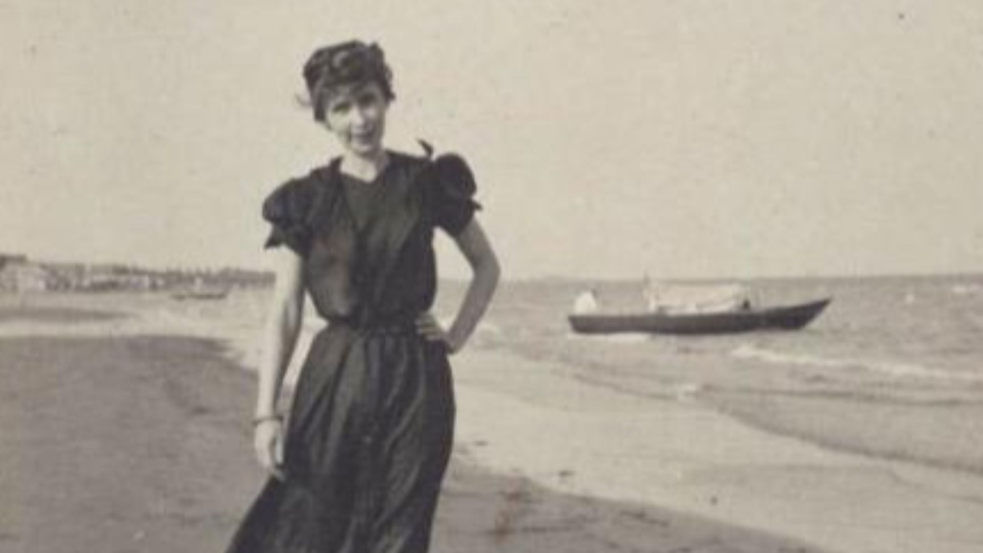 Woman on beach 1900s (Olga de Meyer ?)