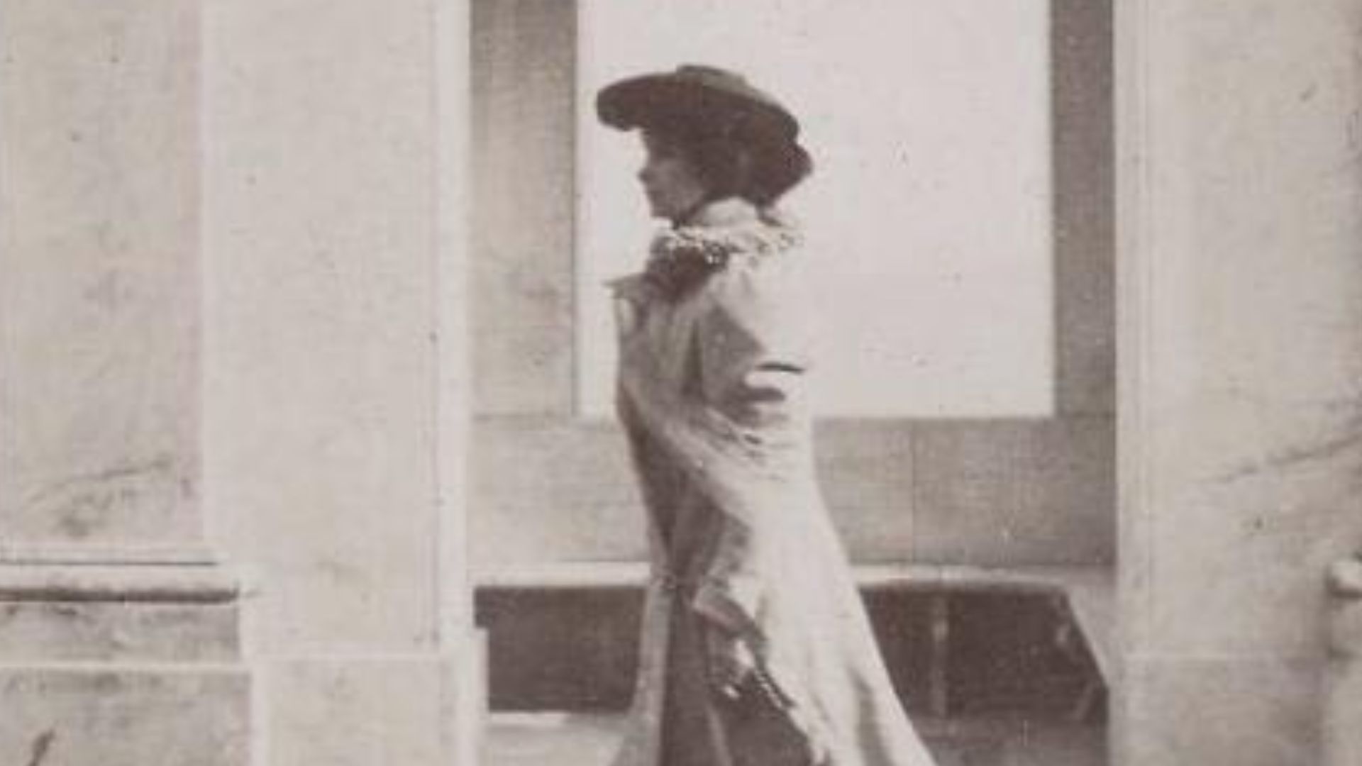 Woman before Arch 1900s (Olga de Meyer ?)