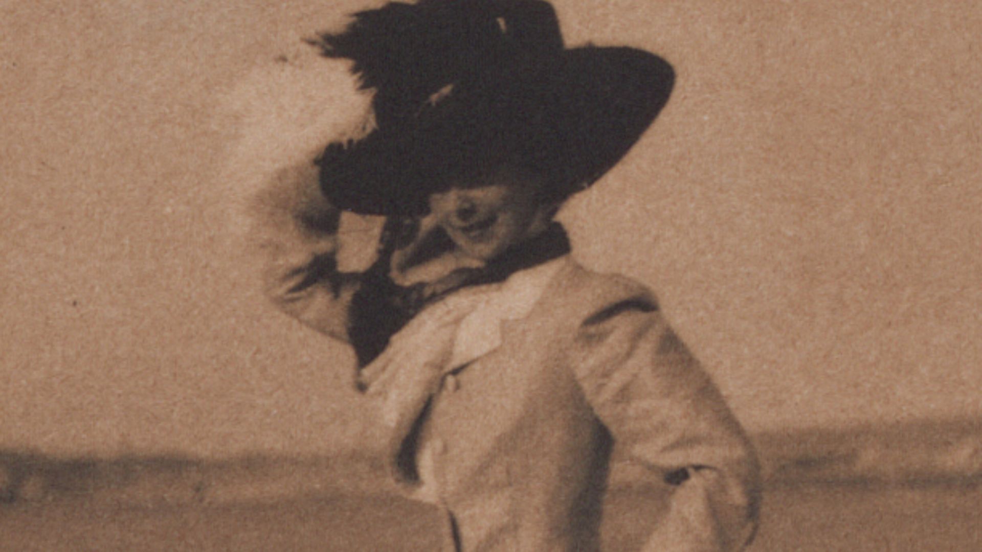 portrait · woman · coastal landscape · wind · nobility · wealth · rank · elegance · staging · model (art) · idol · statue · perfection · fashion · transience · excursion · muse · Impressionism · holiday · self-assurance · anonymous historical person portrayed alone - BB - woman (+ full length portrait) · adult woman (+ front view) · coast · beach · head-gear: hat · dress, gown · historical person (MEYER, Olga Alberta de) - BB - woman (+ full length portrait)