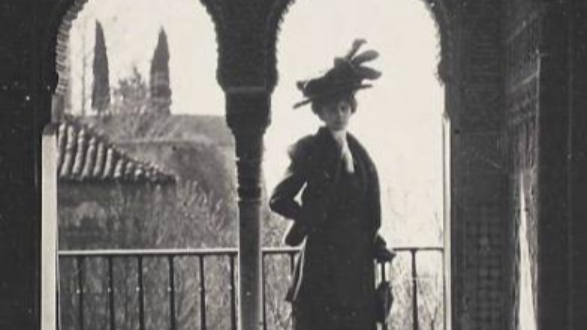Woman in black in Mosque Archway 1900s (Olga de Meyer ?)