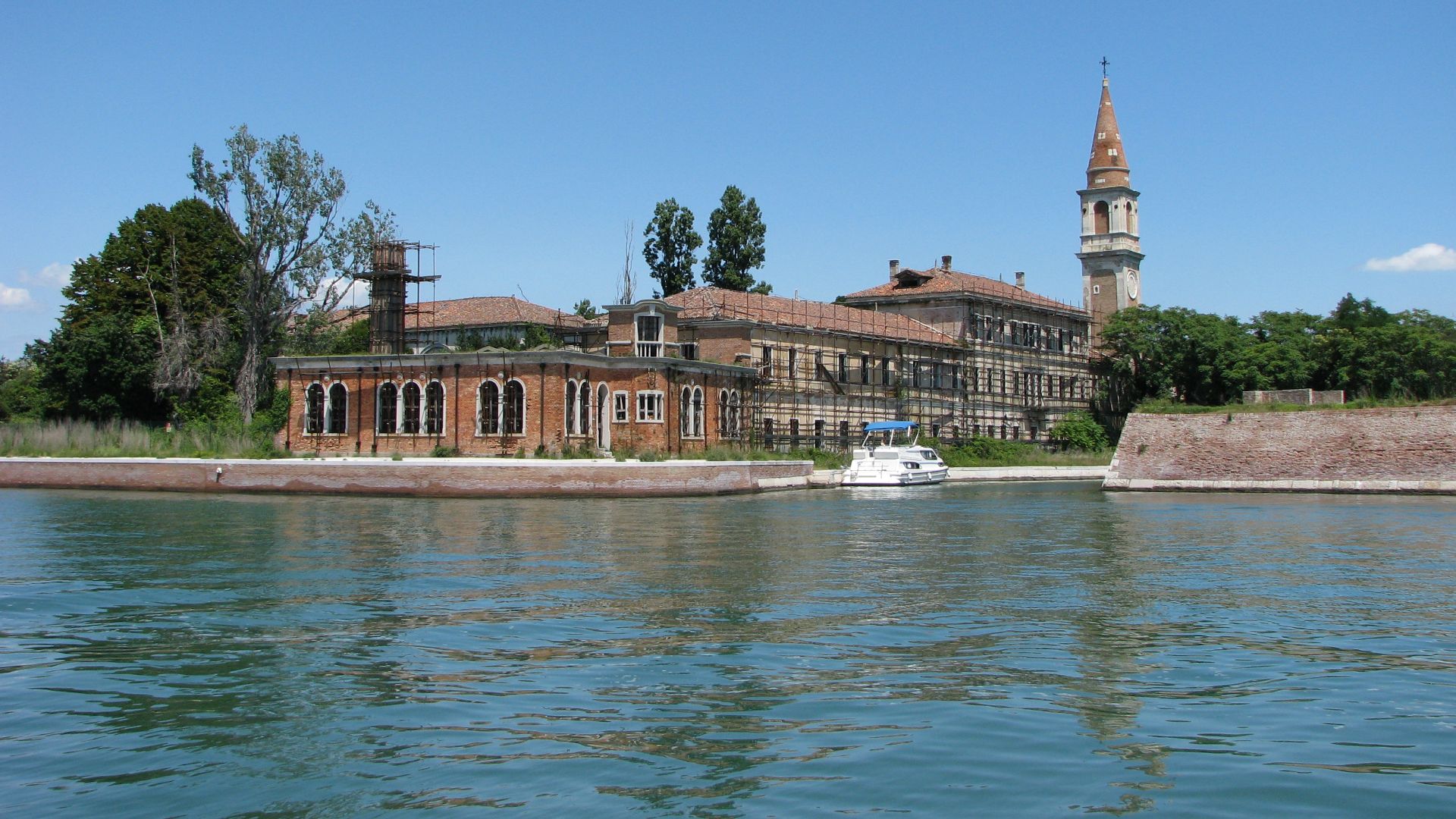 File:Poveglia Closeup of Hospital.jpg