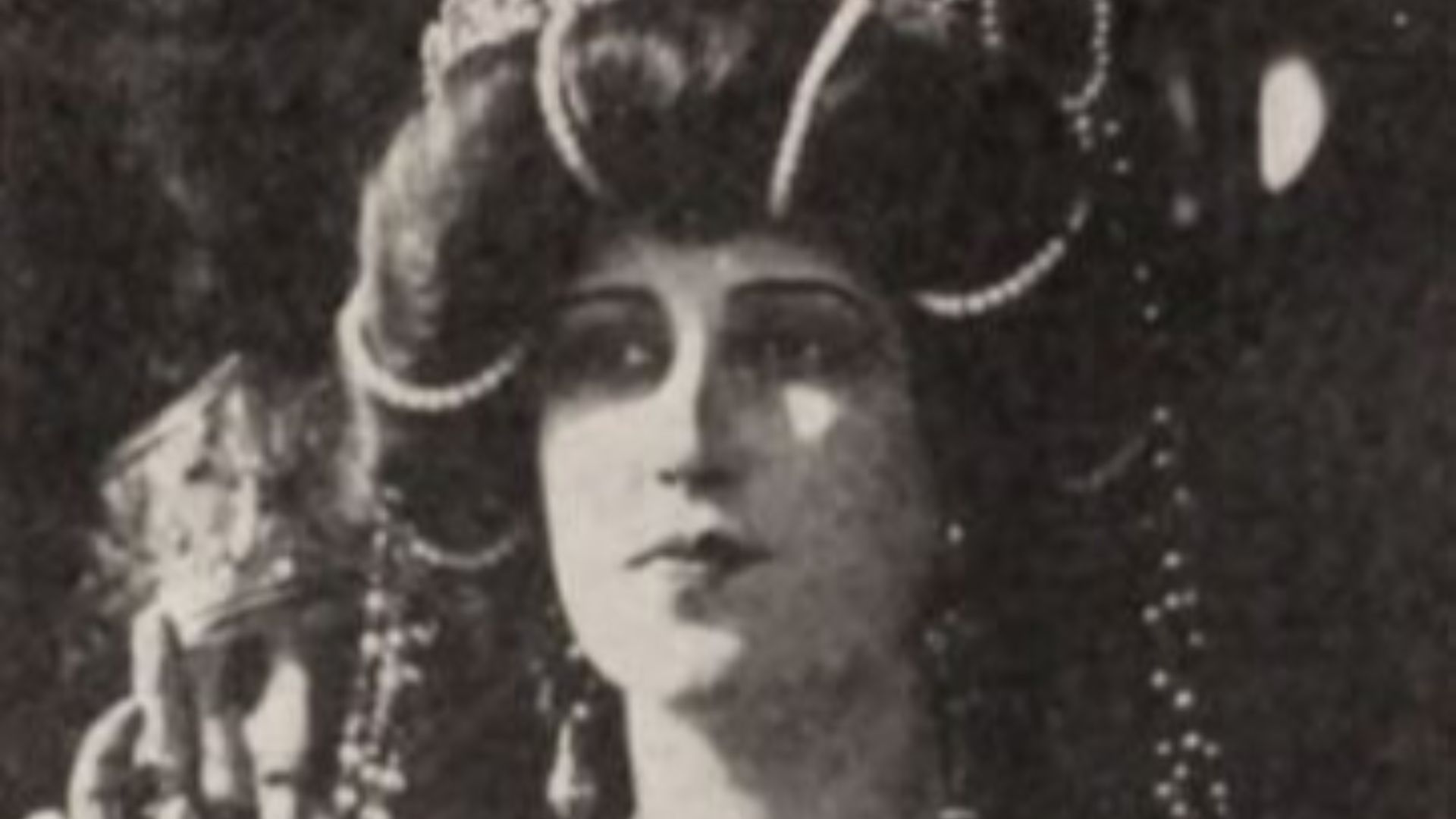 Still from the Italian film Theodora (1921) (Italian: Teodora) with Rita Jolivet, on page 54 of the November 26, 1921 Exhibitors Herald.