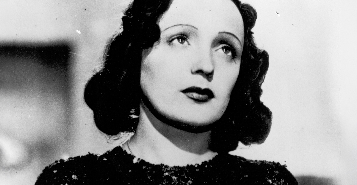 French singer Edith Piaf poses for a portrait circa 1947.