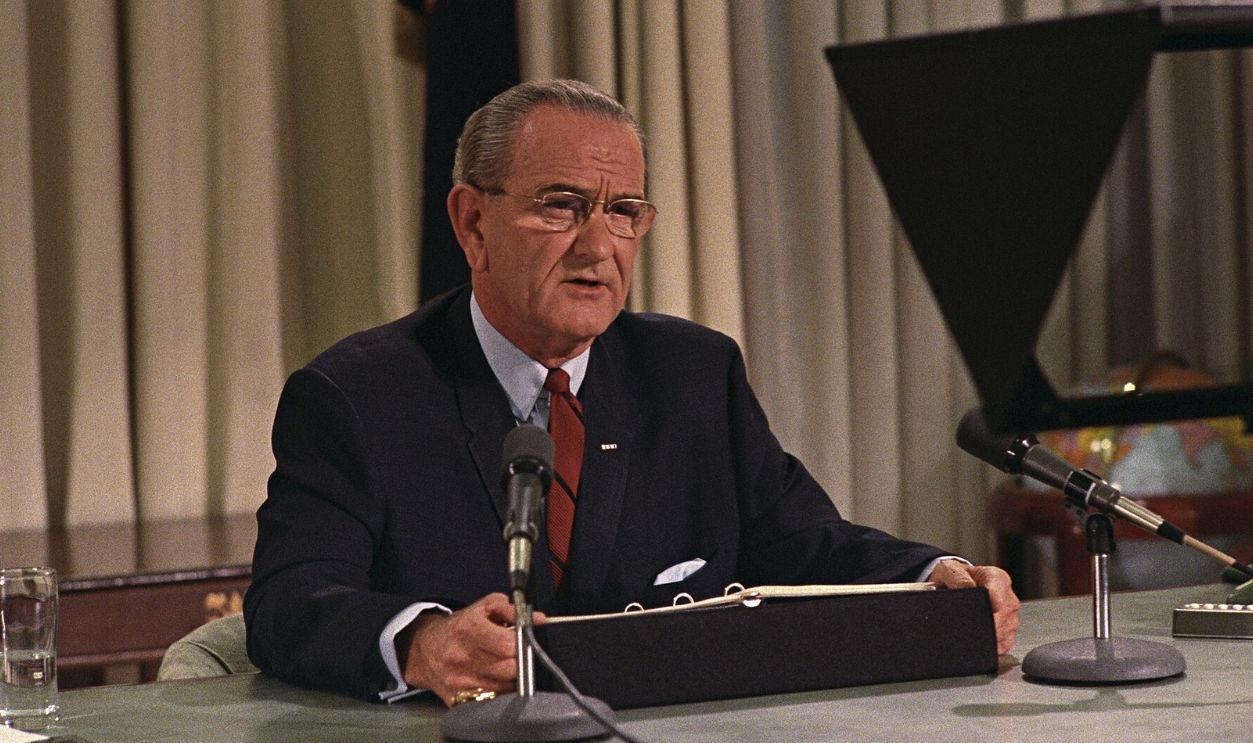 File:Lyndon B. Johnson addresses the Nation March 31, 1968 - LBJ Museum C9284-35.jpg