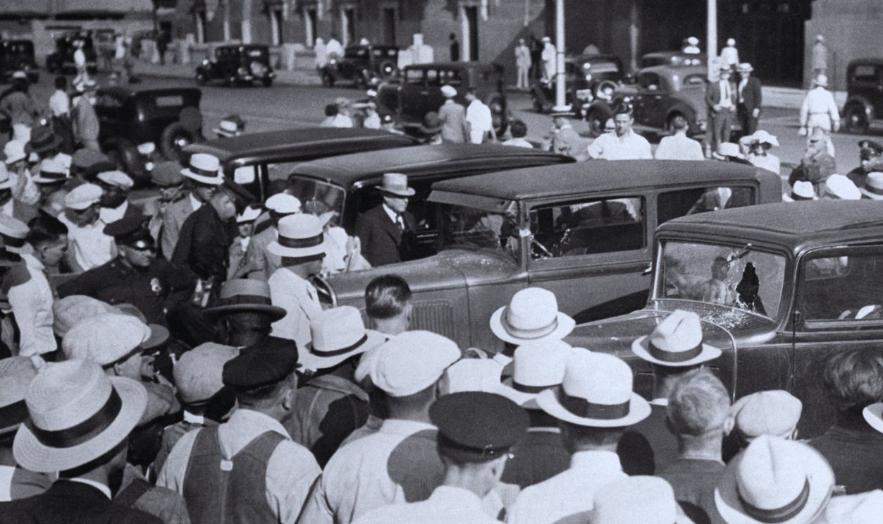 Gettyimages - 515355664, Crowd at Site of Gang Massacre (Original Caption) 6/18/1933-Kansas City, MO- A crowd gathers around the autos where gangsters killed four officers and a gunman at the Union Station Plaza, Kansas City . 