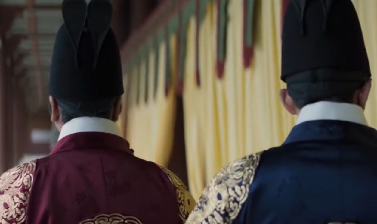 Screenshot from The Throne (2015) 